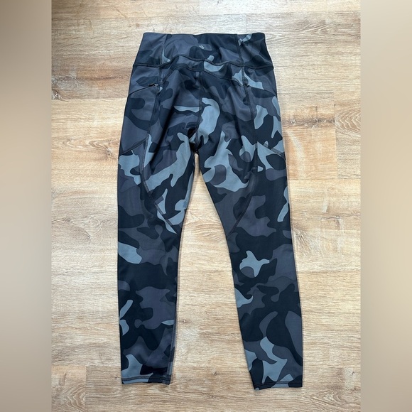 Athleta Camo Contender 7/8 Mid Rise Mid Compression Tights Size Small - Picture 7 of 11